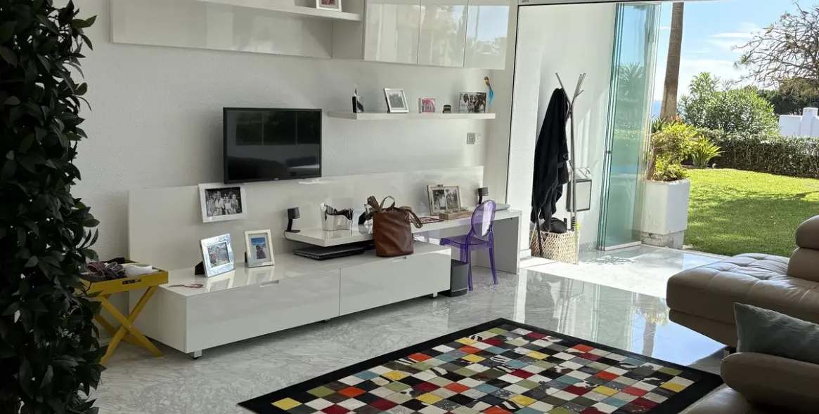 Продажа апартаментов на первом этаже в Miraflores 17