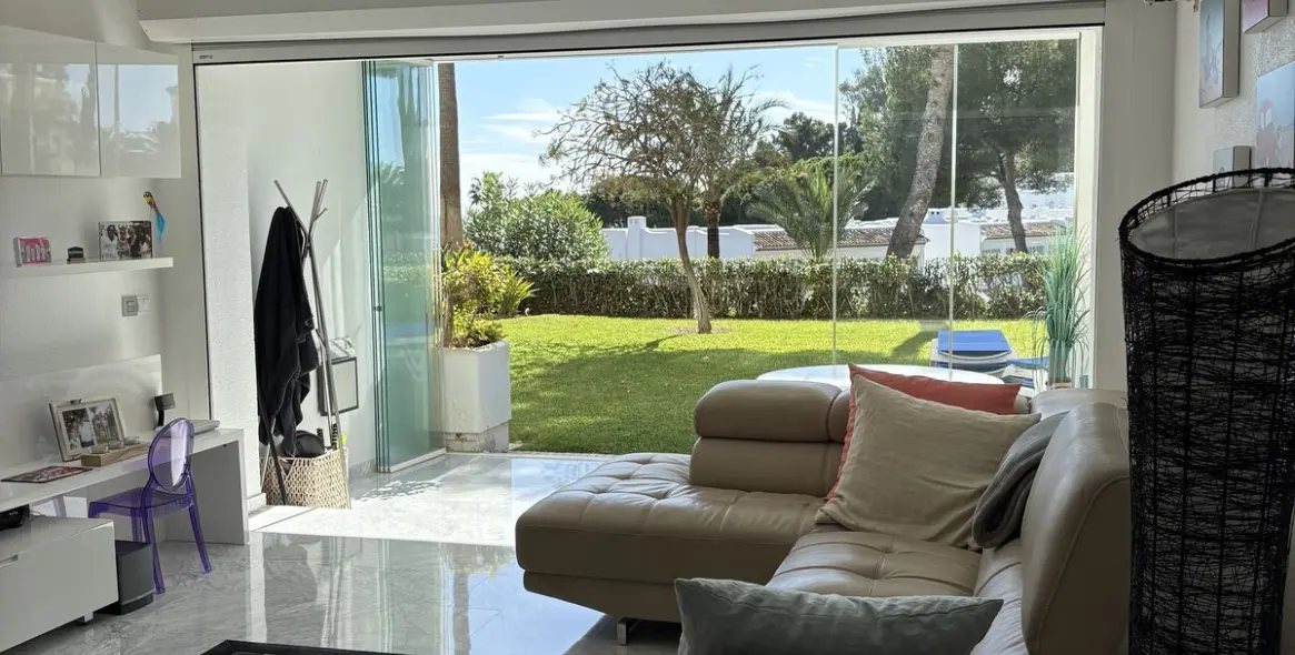 Продажа апартаментов на первом этаже в Miraflores 18