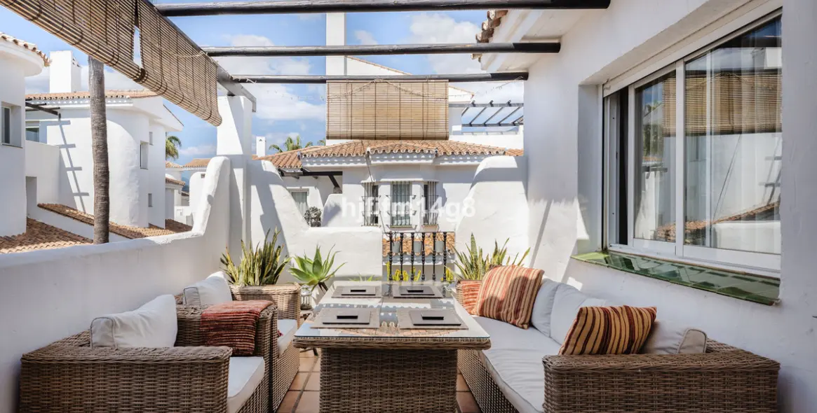 Sale of penthouse in Nueva Andalucía 14