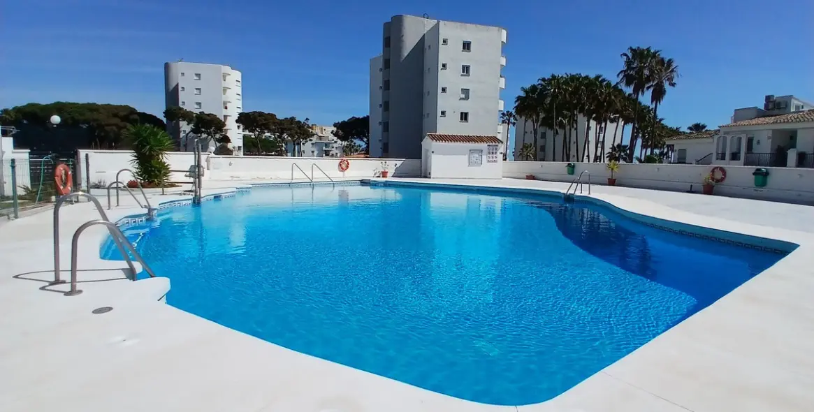 Sale of ground floor apartment in Calahonda 1