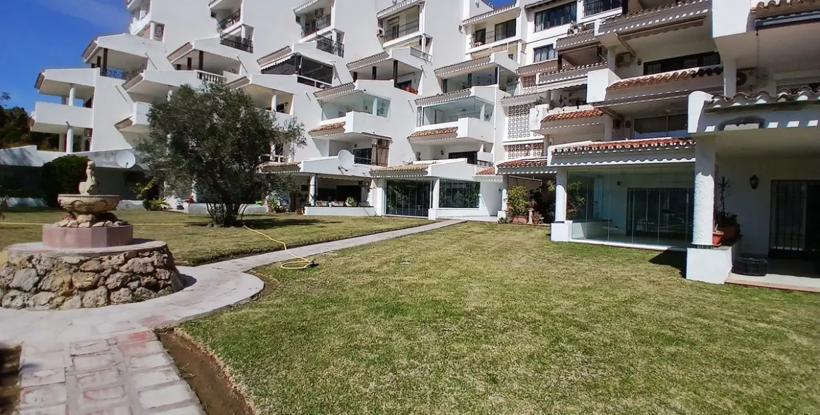 Sale of ground floor apartment in Calahonda 2