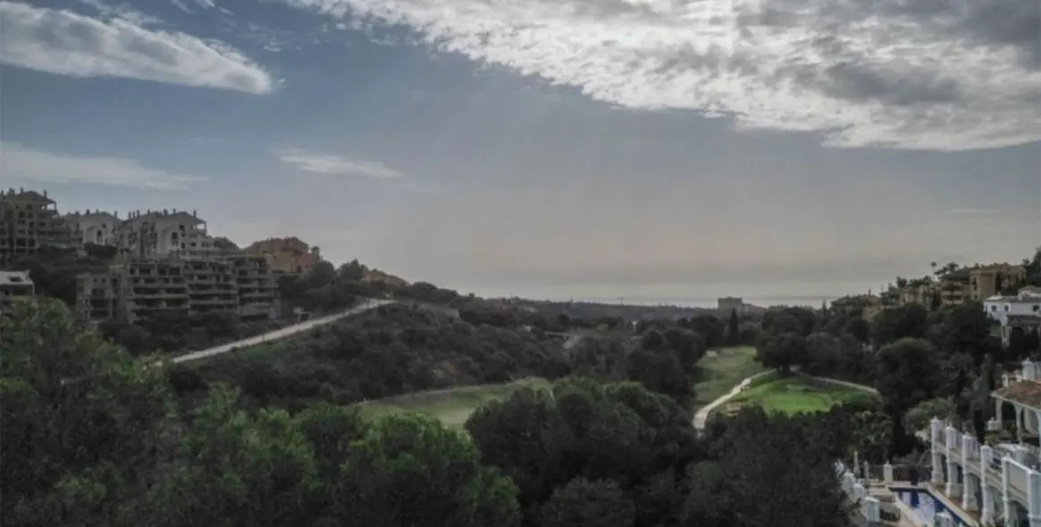 Sale of residential plot in Elviria 5