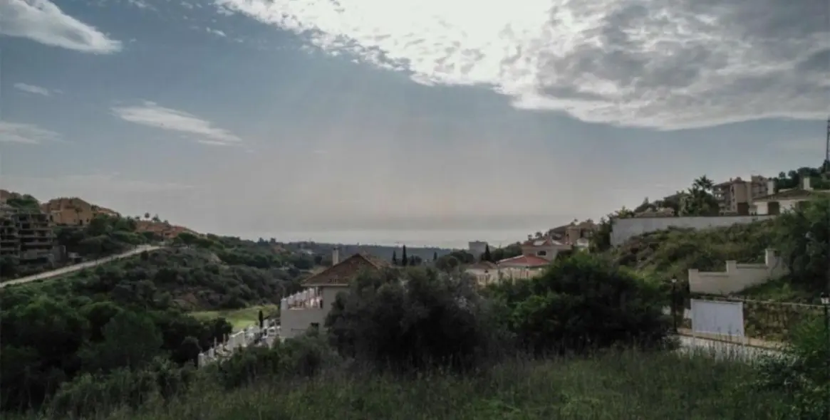 Sale of residential plot in Elviria 7