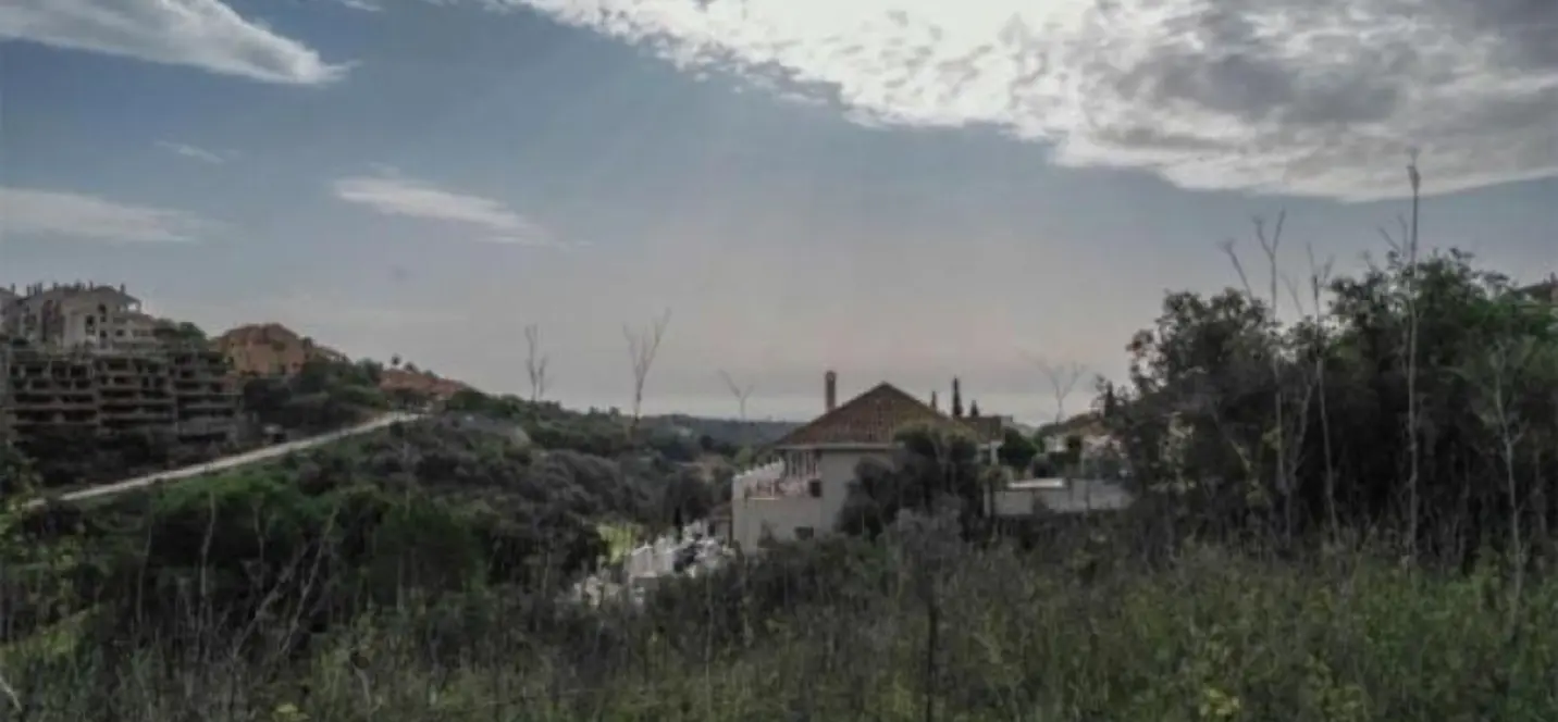 Sale of residential plot in Elviria 2