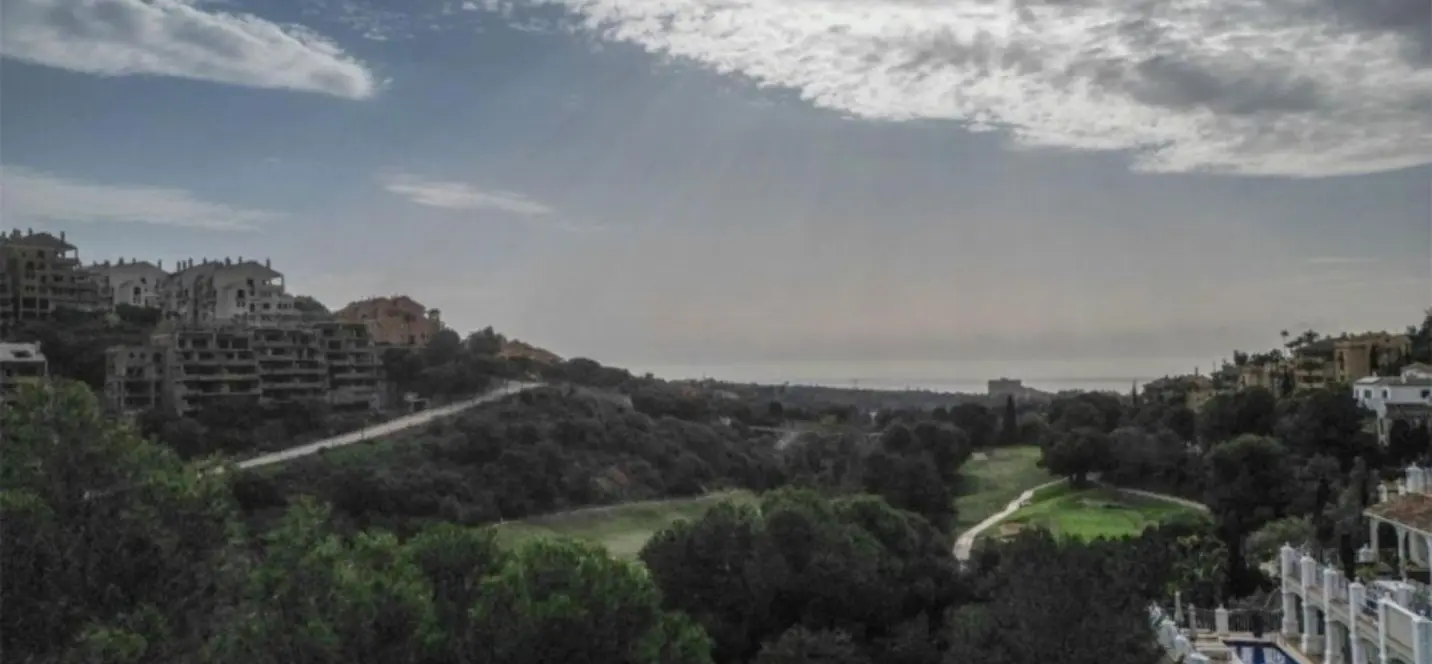 Sale of residential plot in Elviria 4