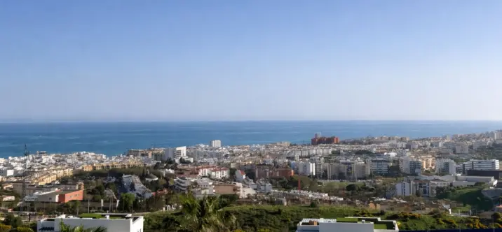 Продажа апартаментов на среднем этаже в Estepona 0