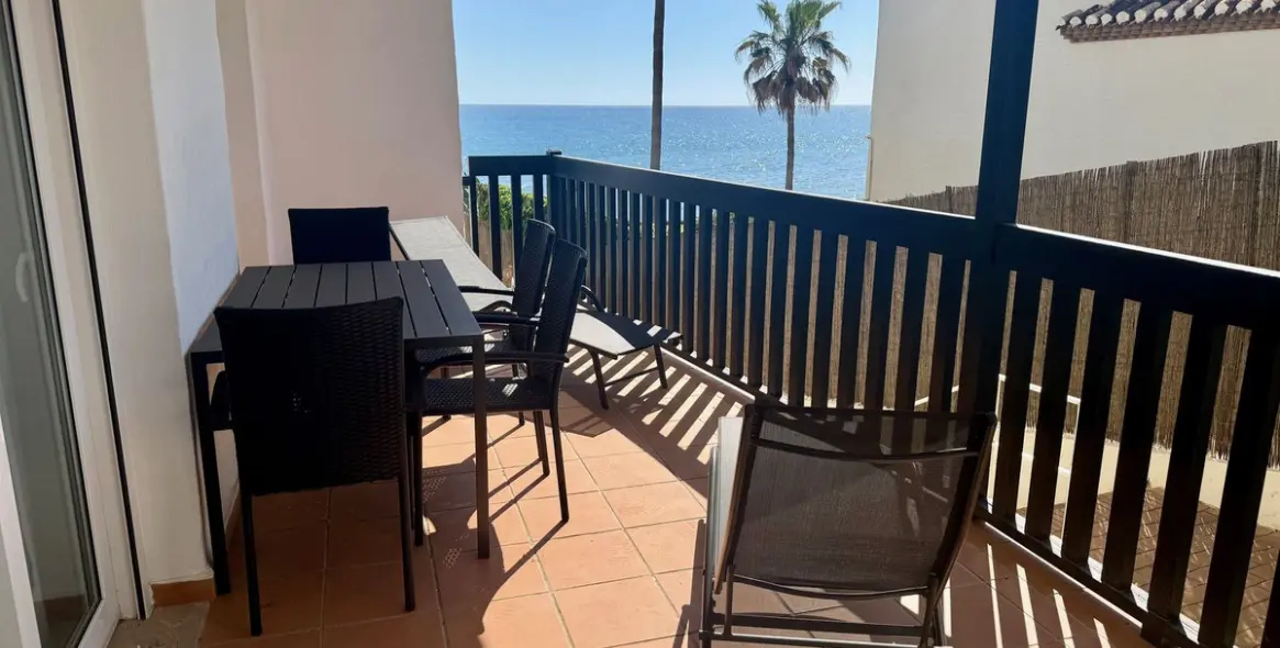 Sale of middle floor apartment in Calahonda 1