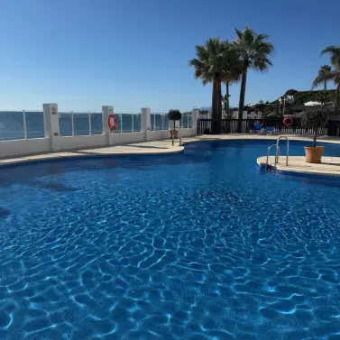 Sale of middle floor apartment in Calahonda