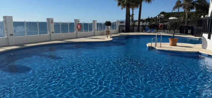 Sale of middle floor apartment in Calahonda 2