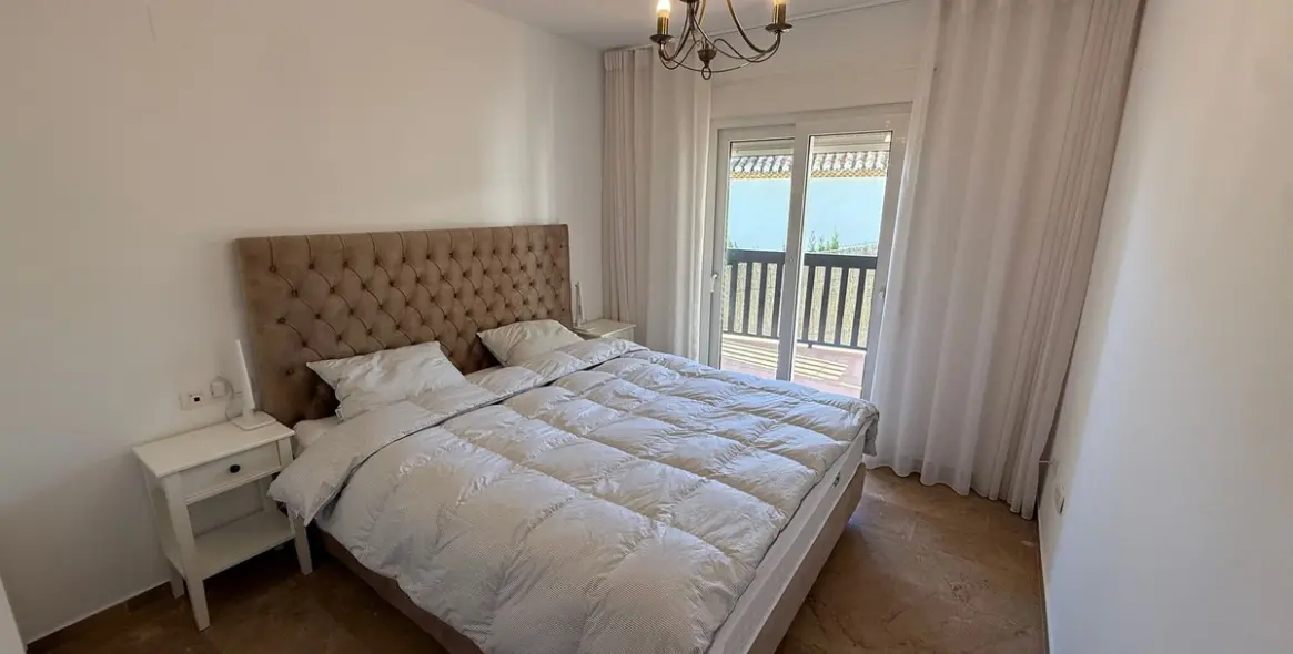 Sale of middle floor apartment in Calahonda 4