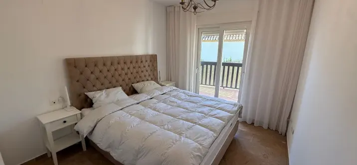 Sale of middle floor apartment in Calahonda 3