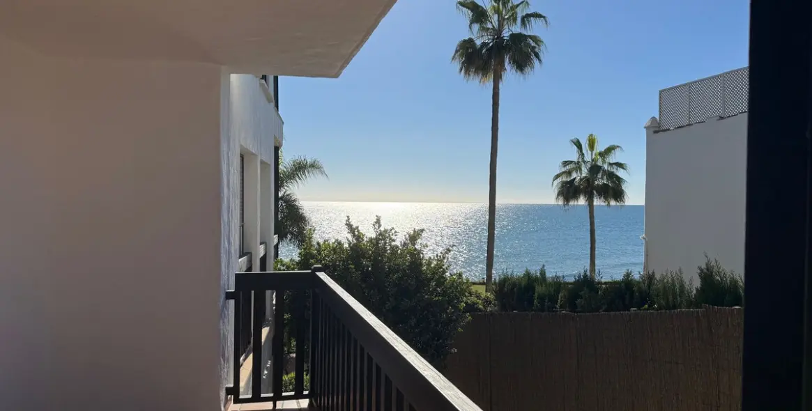 Sale of middle floor apartment in Calahonda 5