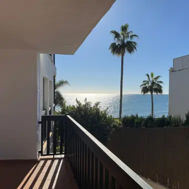 Sale of middle floor apartment in Calahonda