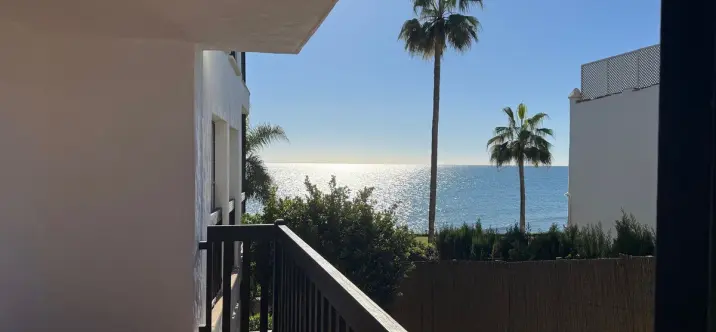 Sale of middle floor apartment in Calahonda 4