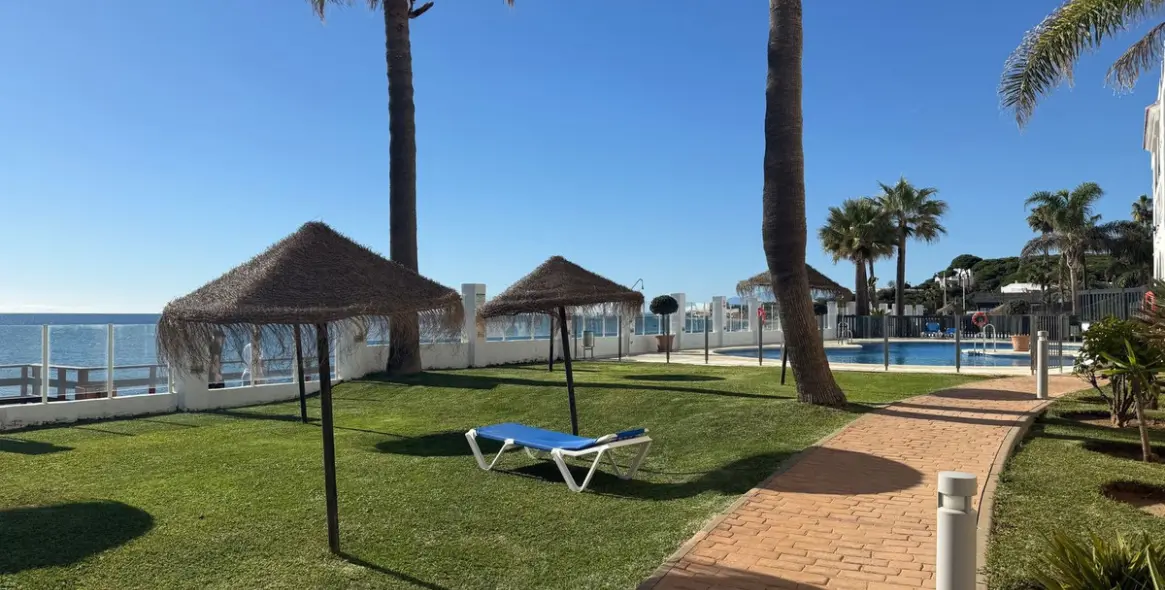 Sale of middle floor apartment in Calahonda 10