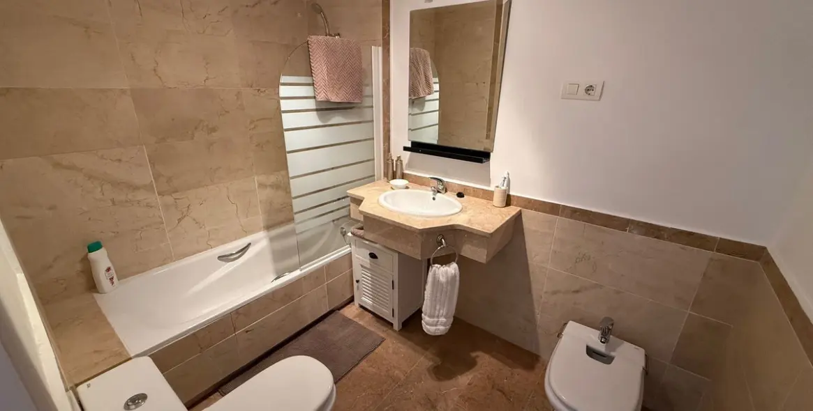 Sale of middle floor apartment in Calahonda 12