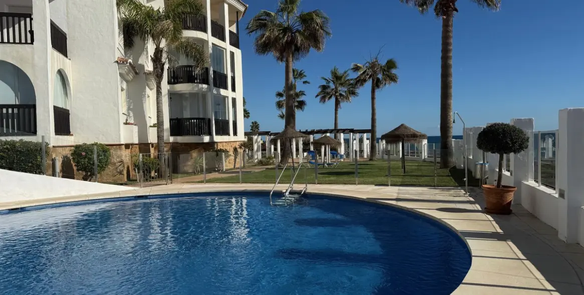 Sale of middle floor apartment in Calahonda 15
