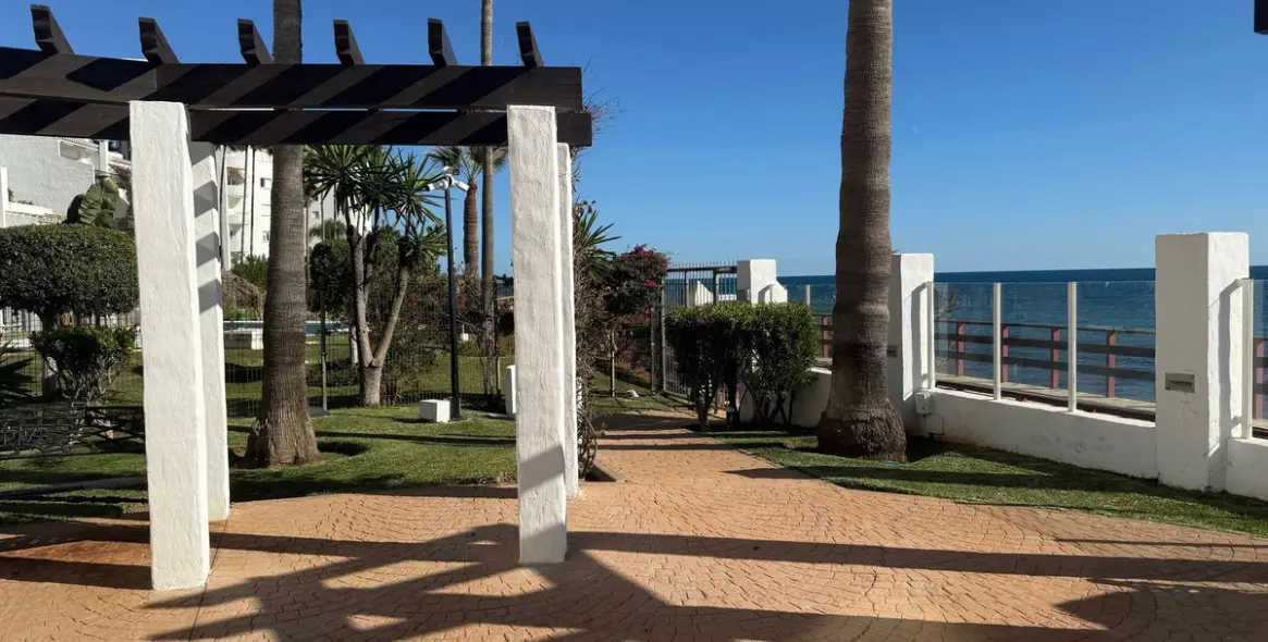 Sale of middle floor apartment in Calahonda 16