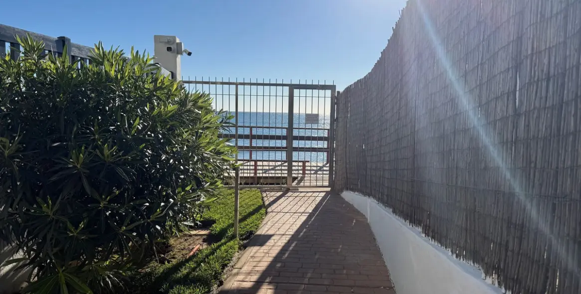 Sale of middle floor apartment in Calahonda 19