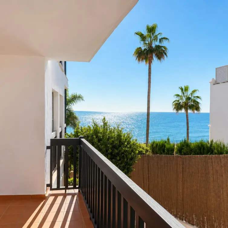 Sale of middle floor apartment in Calahonda