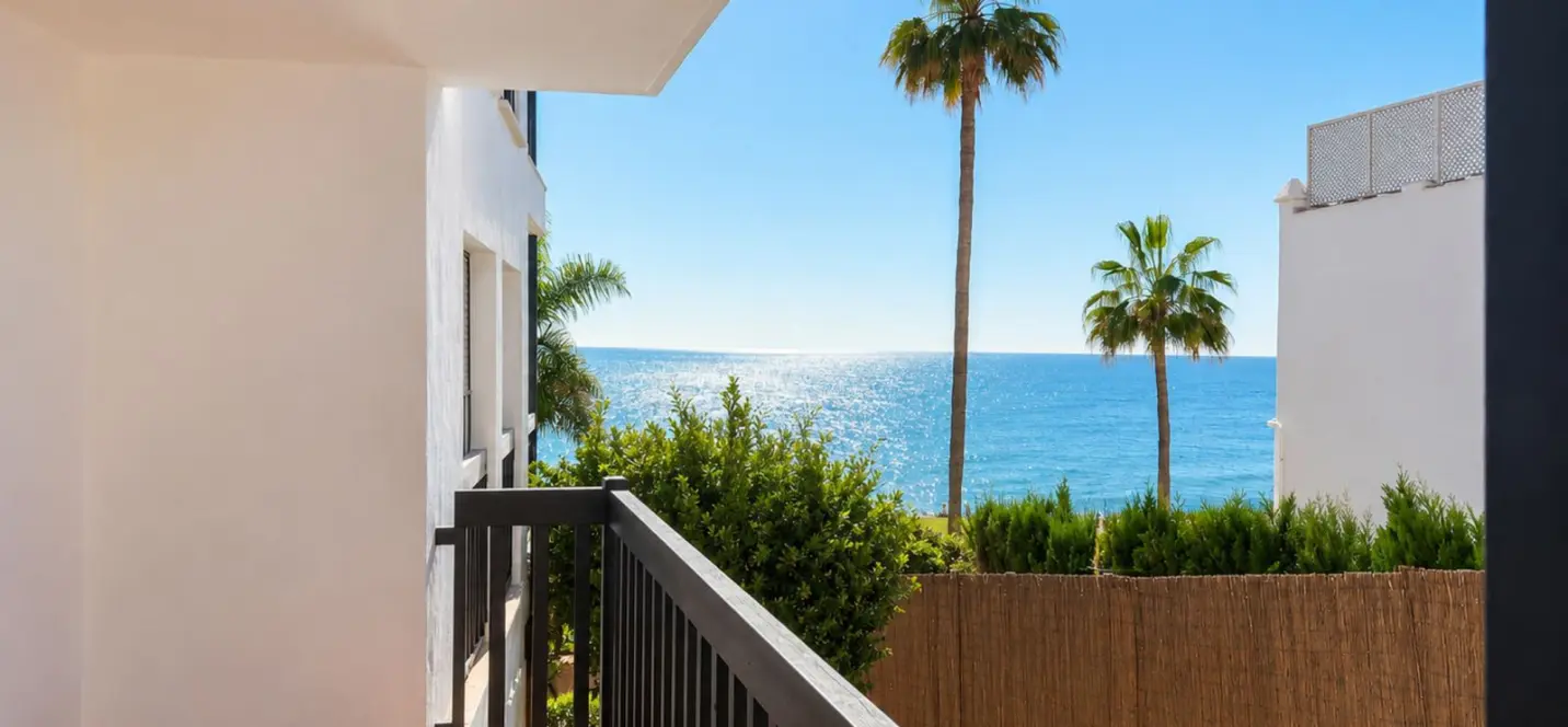 Sale of middle floor apartment in Calahonda 0