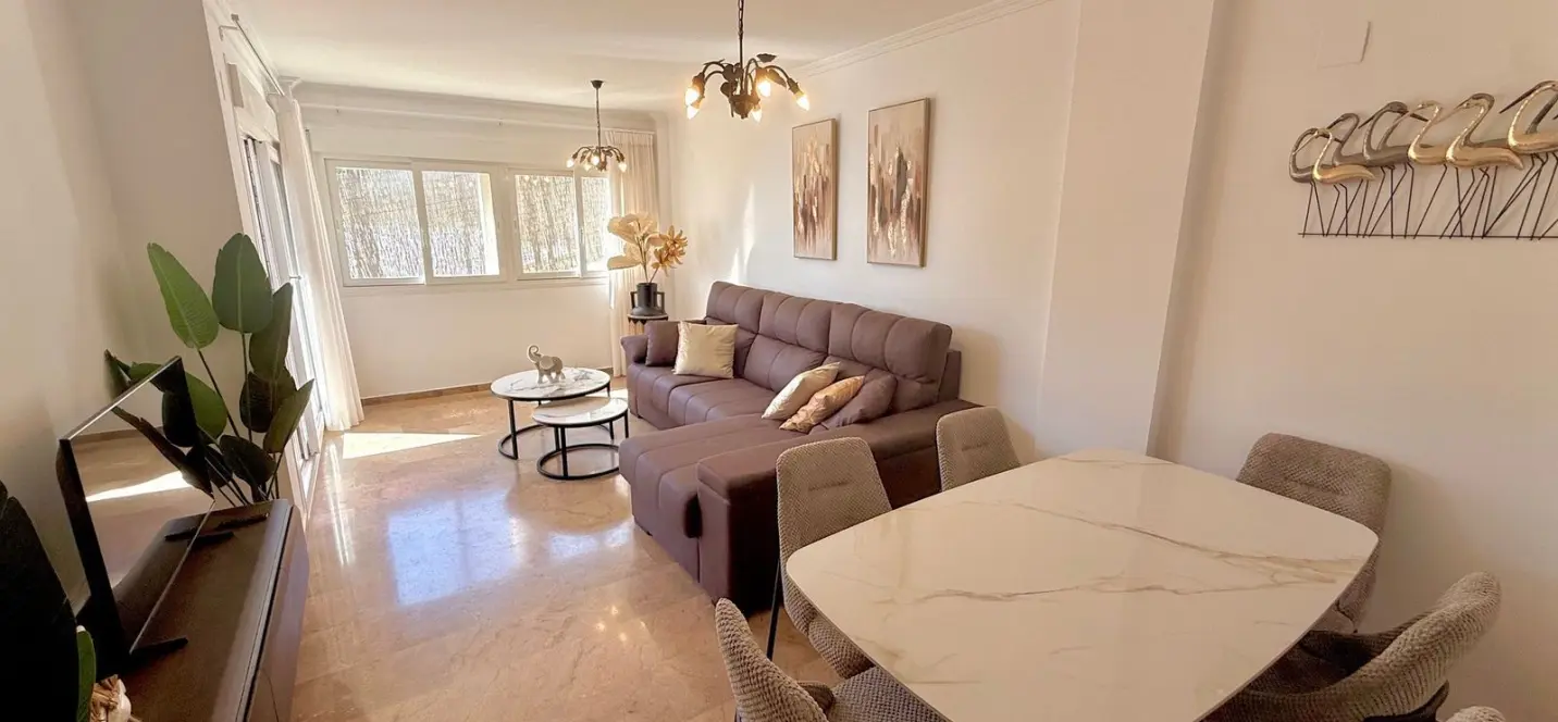 Sale of middle floor apartment in Calahonda 1