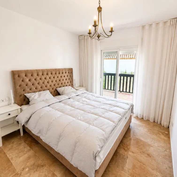 Sale of middle floor apartment in Calahonda