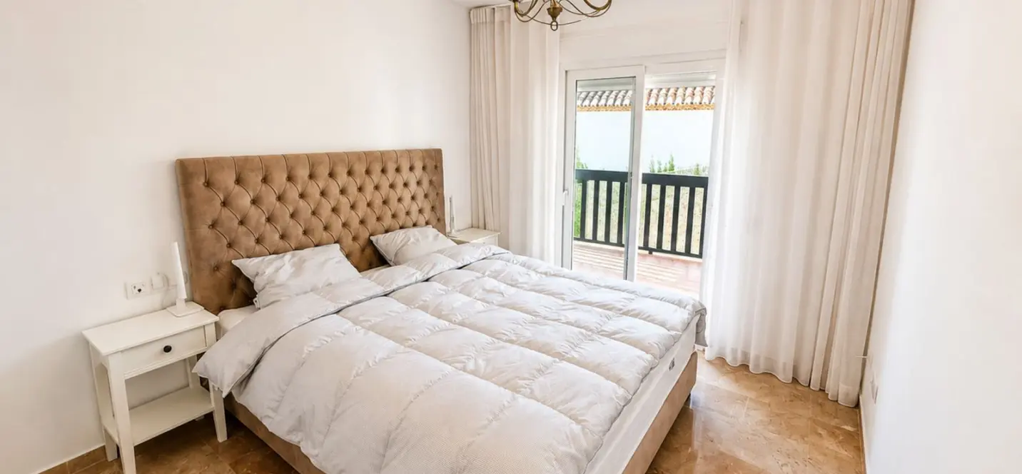 Sale of middle floor apartment in Calahonda 2