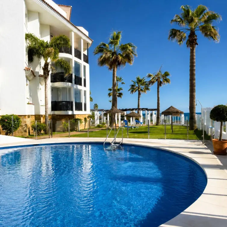 Sale of middle floor apartment in Calahonda