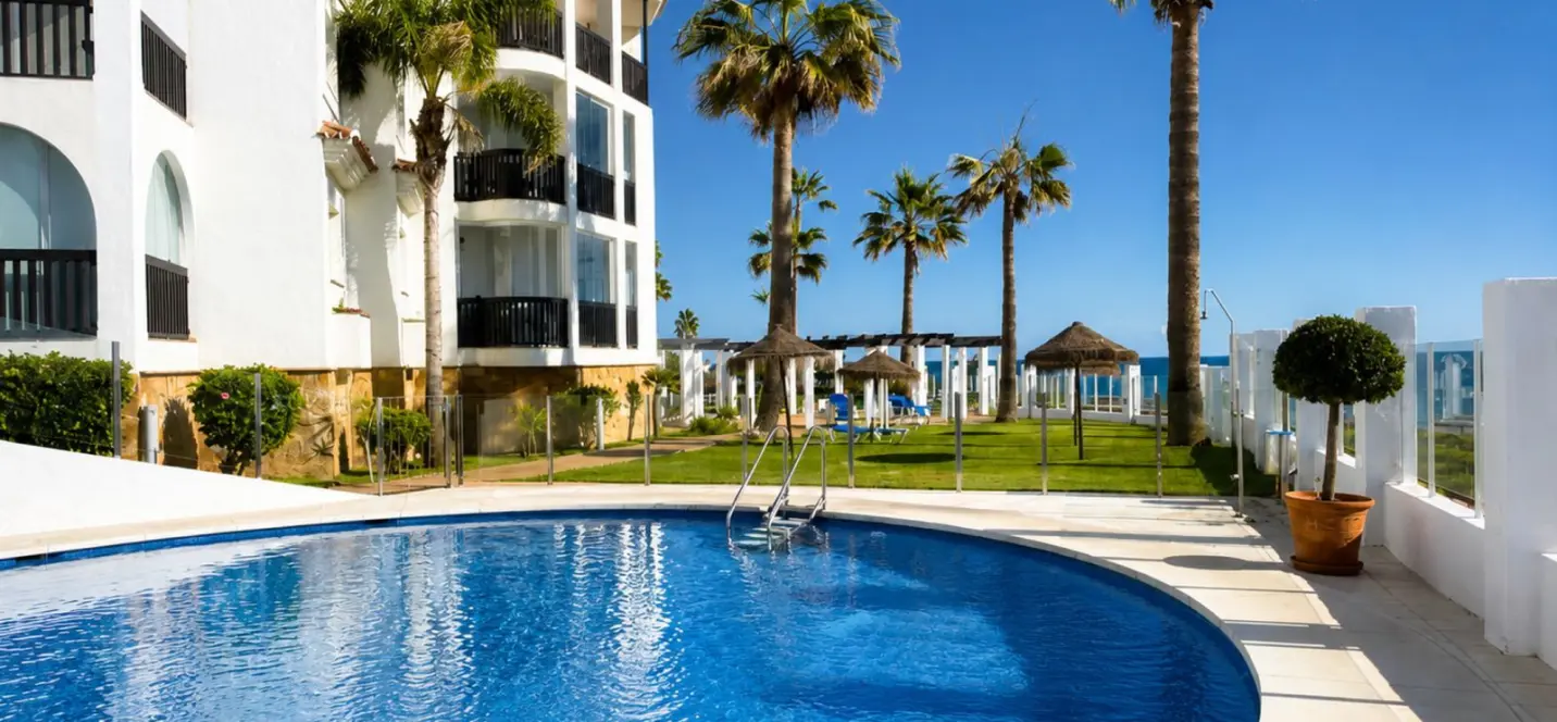 Sale of middle floor apartment in Calahonda 3