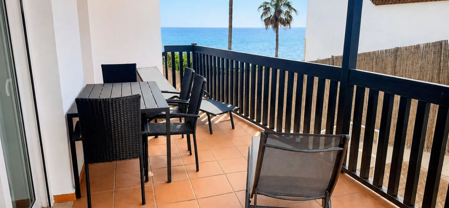 Sale of middle floor apartment in Calahonda 4