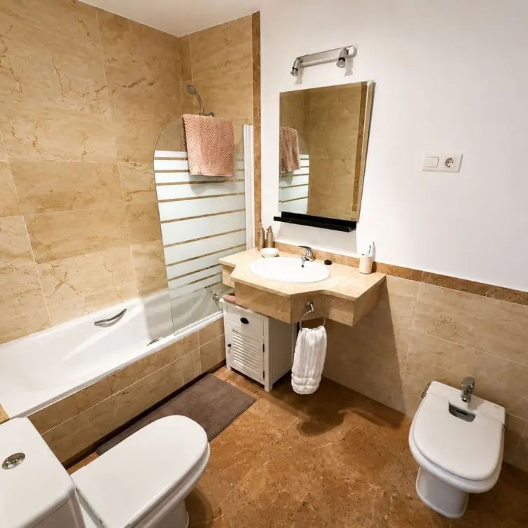 Sale of middle floor apartment in Calahonda