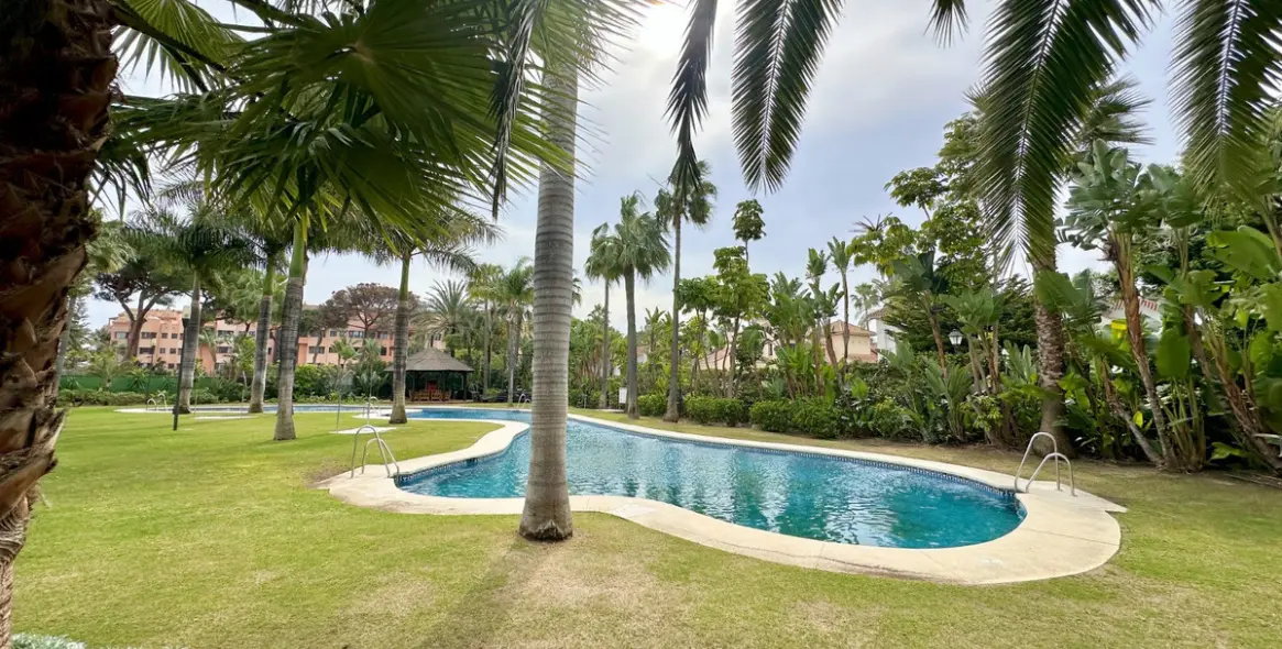 Venta de apartamento en planta media en Puerto Banús 1