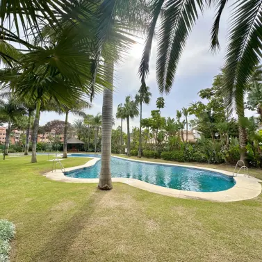 Продажа апартаментов на среднем этаже в Puerto Banús