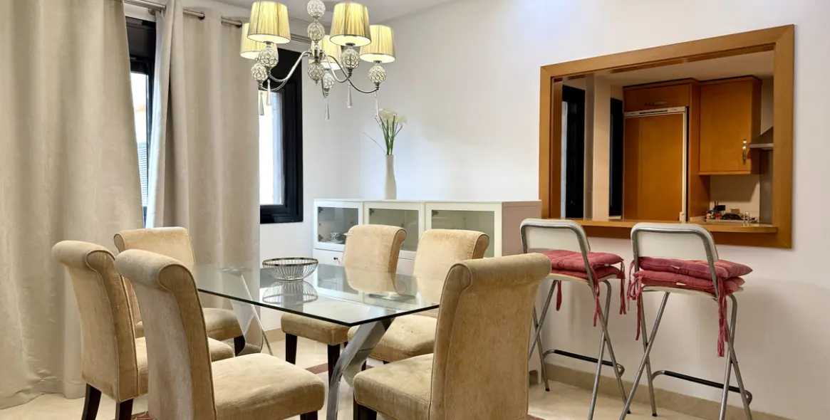 Venta de apartamento en planta media en Puerto Banús 3