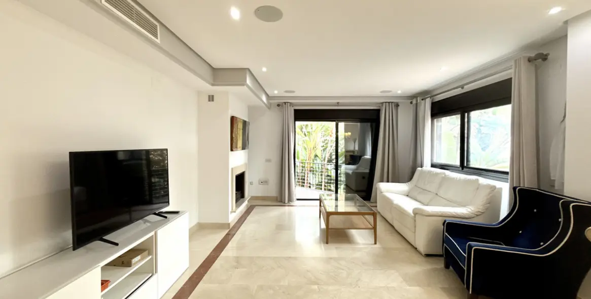 Venta de apartamento en planta media en Puerto Banús 4