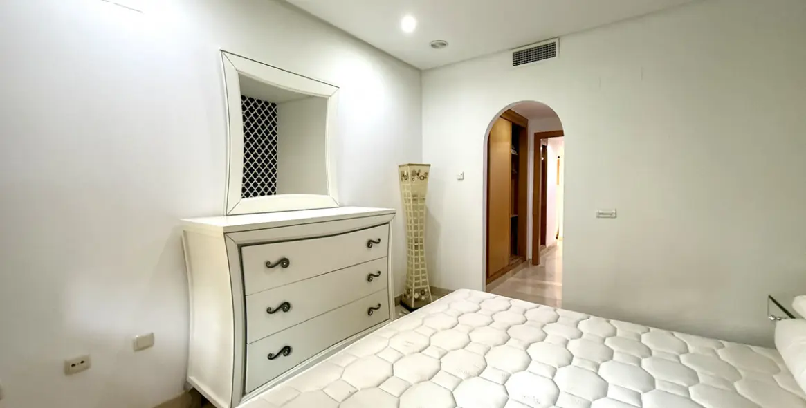 Venta de apartamento en planta media en Puerto Banús 10