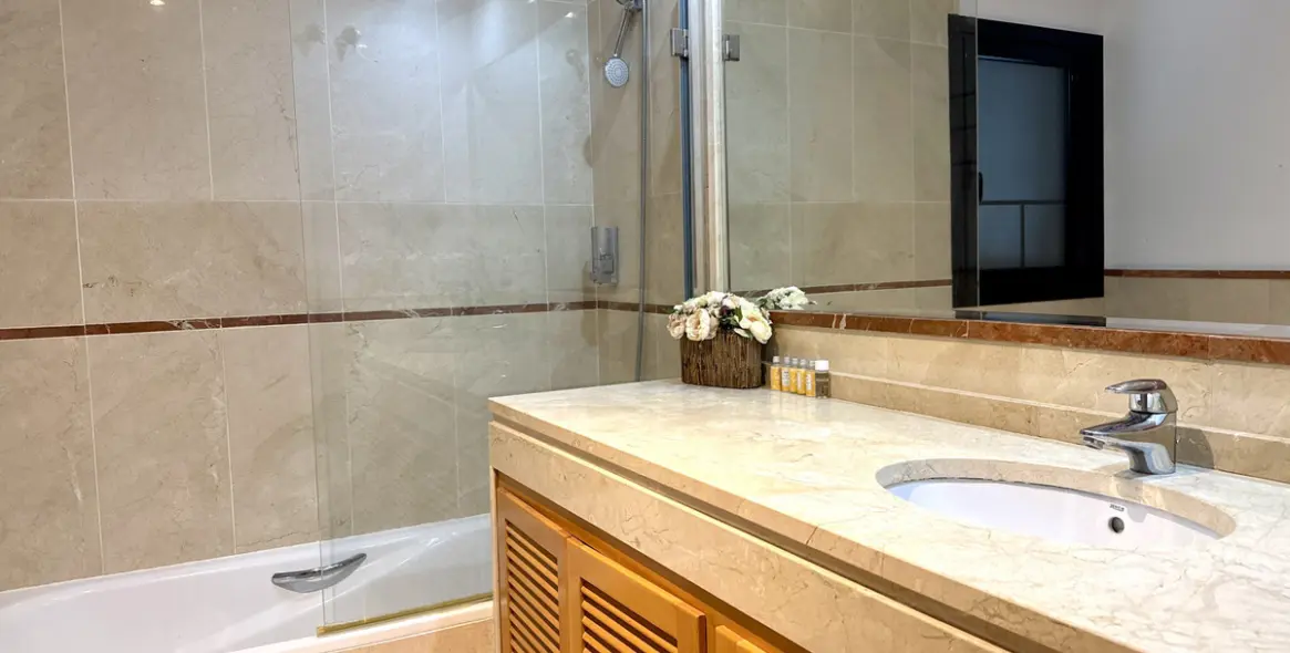 Venta de apartamento en planta media en Puerto Banús 11