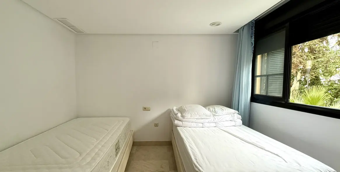 Venta de apartamento en planta media en Puerto Banús 12