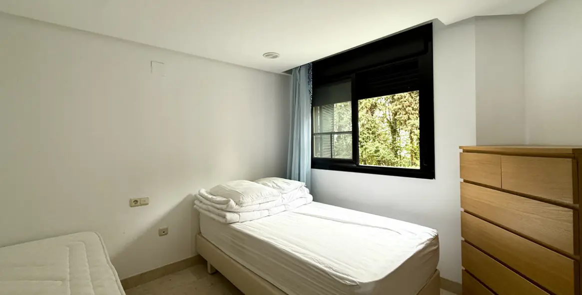 Venta de apartamento en planta media en Puerto Banús 13