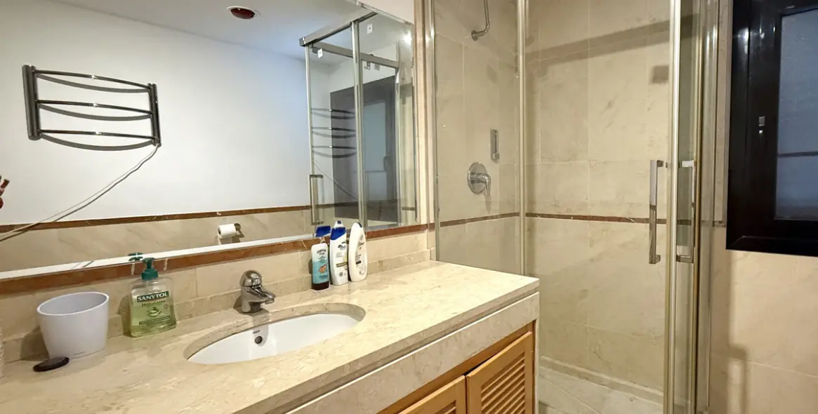 Venta de apartamento en planta media en Puerto Banús 14