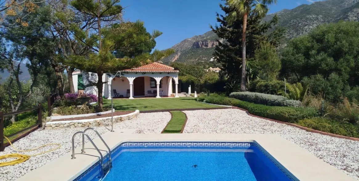 Venta de villa independiente en Istán 1