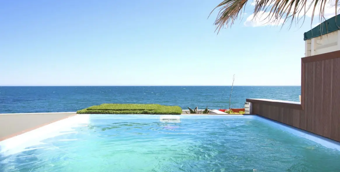 Продажа двухуровневых апартаментов в Estepona 1