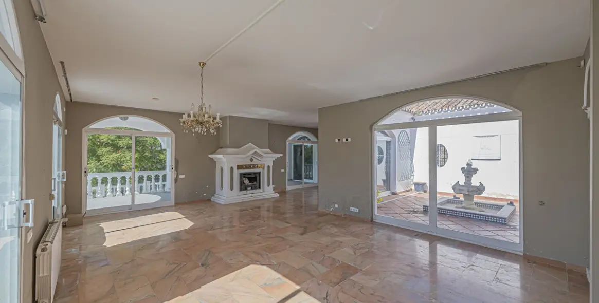 Venta de villa independiente en El Paraiso 5