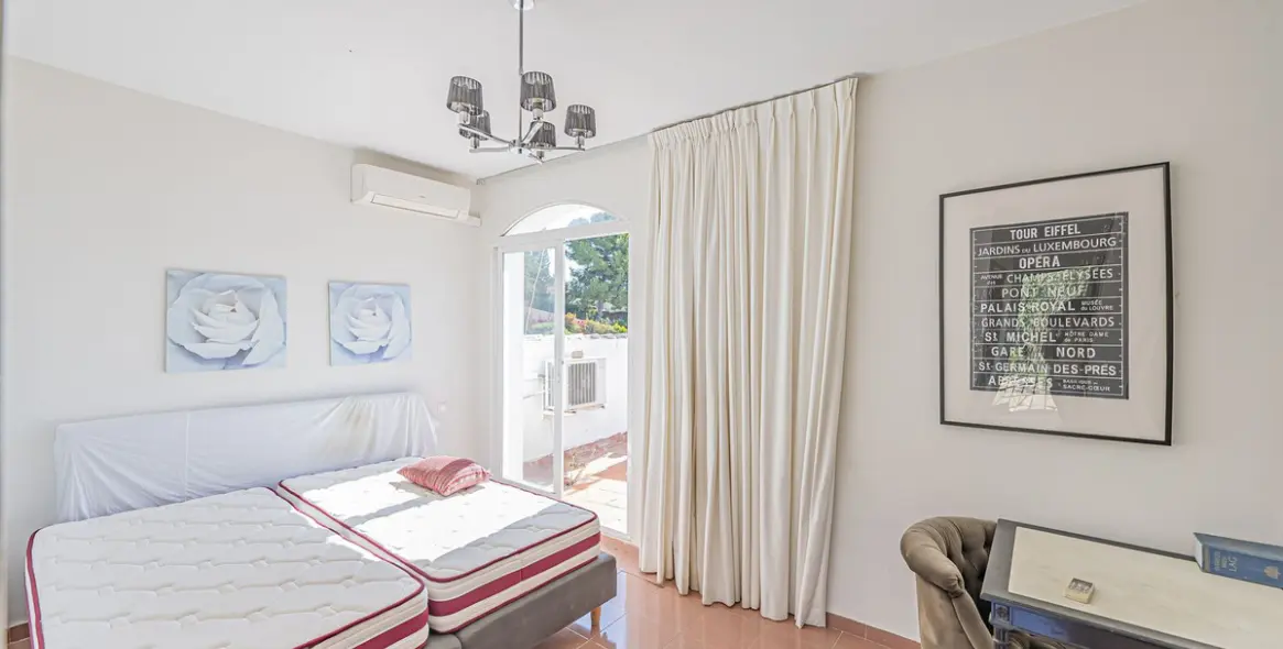 Venta de villa independiente en El Paraiso 8