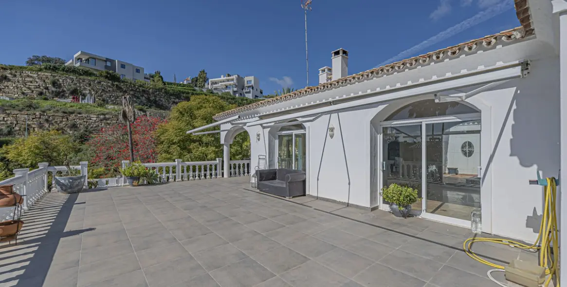 Venta de villa independiente en El Paraiso 9