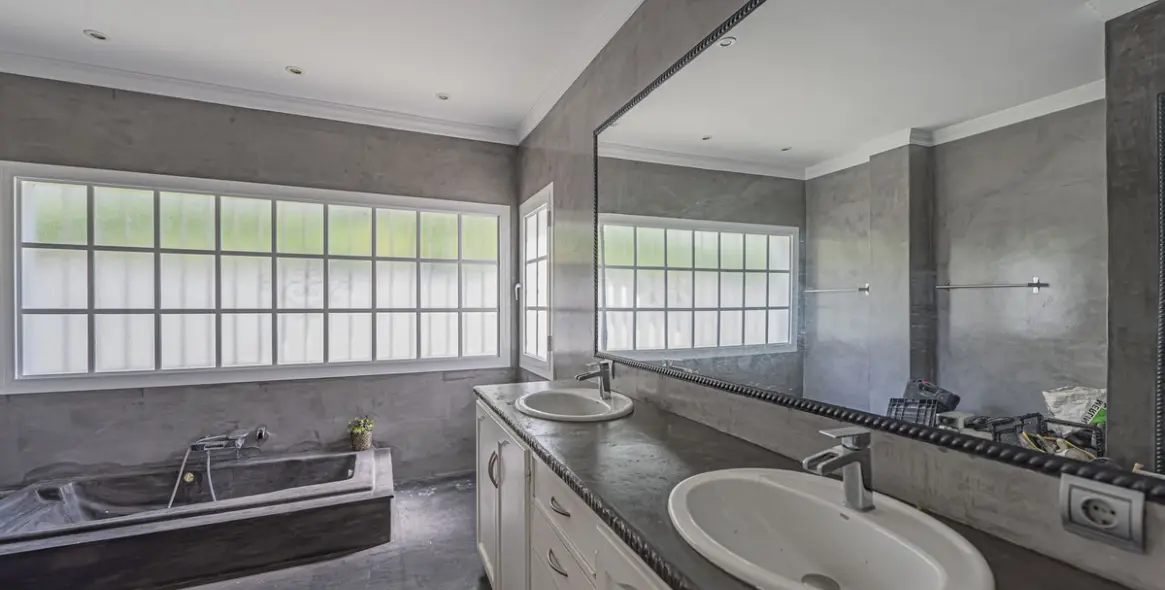 Venta de villa independiente en El Paraiso 10