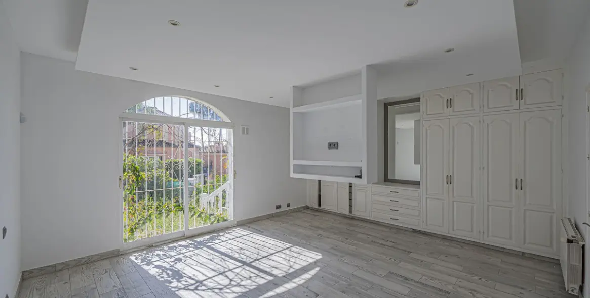 Venta de villa independiente en El Paraiso 11