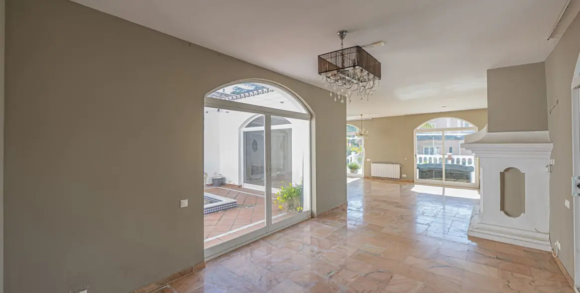 Venta de villa independiente en El Paraiso 12