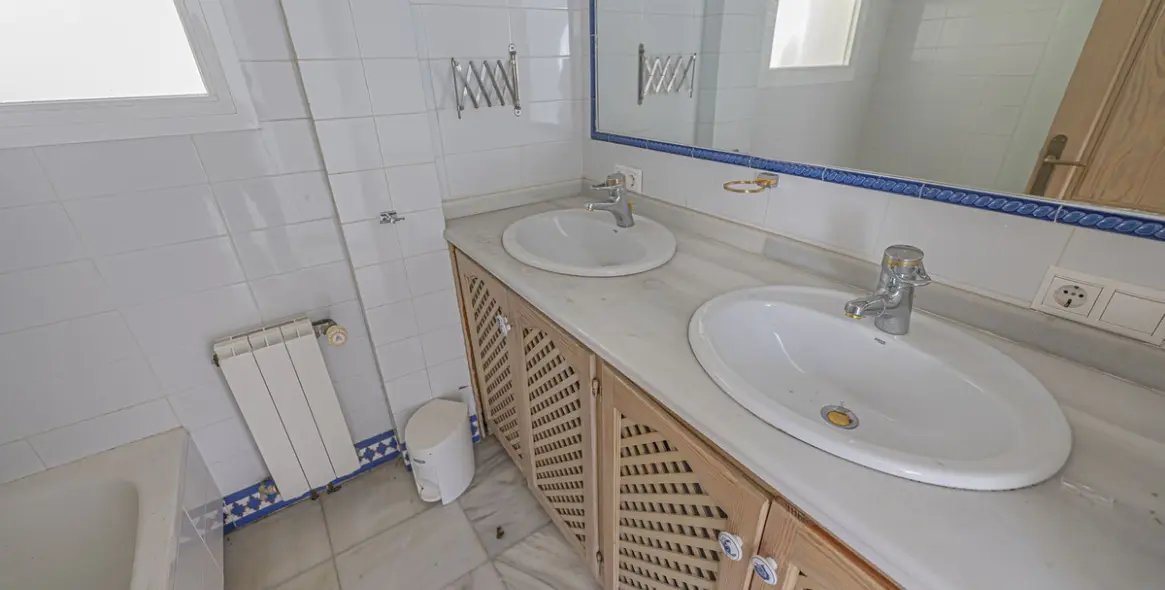 Venta de villa independiente en El Paraiso 16